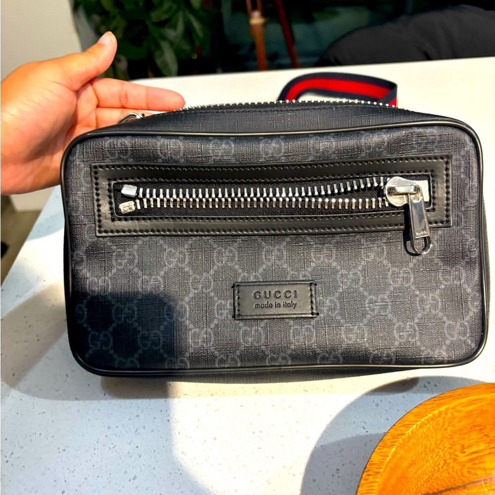 Gucci belt bag, only worn twice brand new. It’s in brand new condition.
